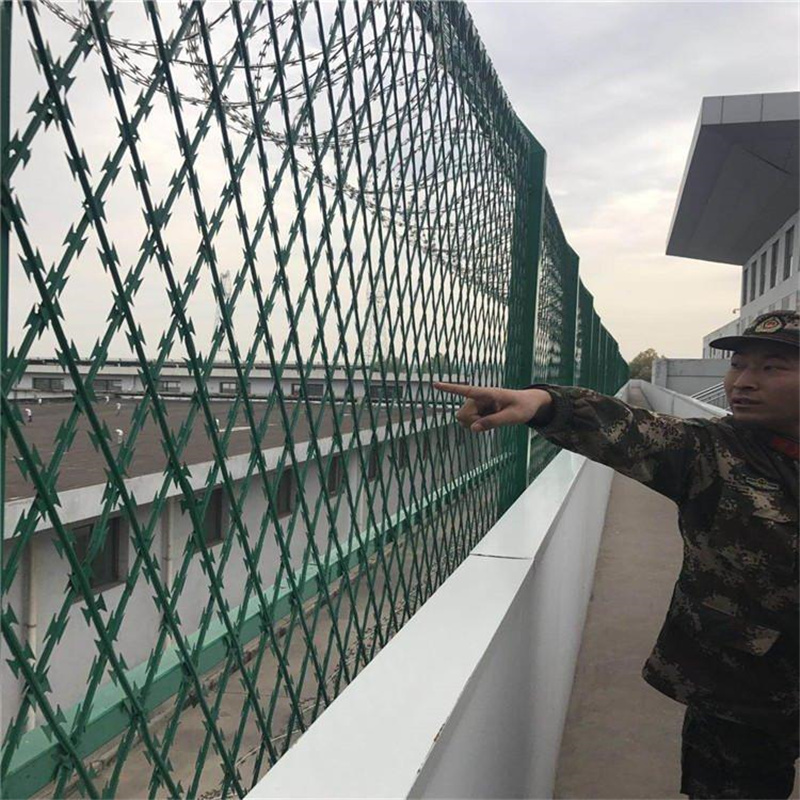 菱形焊接刀片刺網(wǎng)圖片4 菱形焊接刀片刺網(wǎng)圖片4