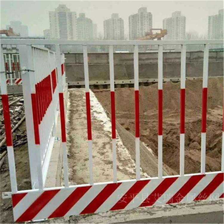 基坑臨邊防護(hù)欄桿圖片4 基坑臨邊防護(hù)欄桿圖片4