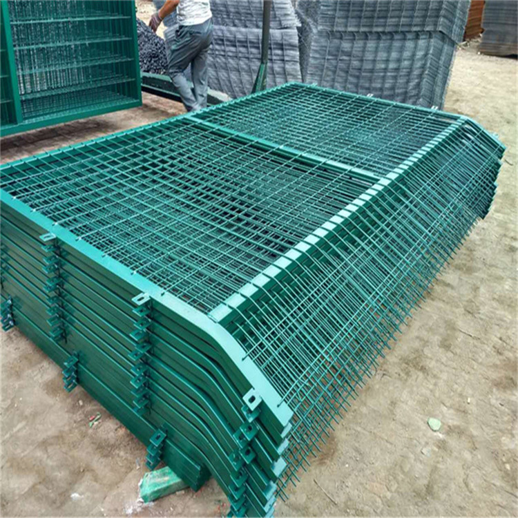 鐵路線路防護(hù)柵欄金屬網(wǎng)片圖片1 鐵路線路防護(hù)柵欄金屬網(wǎng)片圖片1