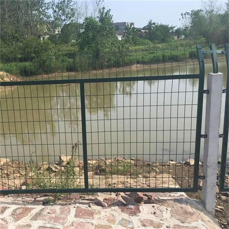 鐵路線路防護(hù)柵欄金屬網(wǎng)片圖片2 鐵路線路防護(hù)柵欄金屬網(wǎng)片圖片2