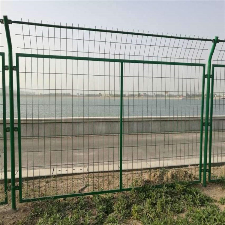 綠色鐵絲網(wǎng)圍欄圖片4 綠色鐵絲網(wǎng)圍欄圖片4