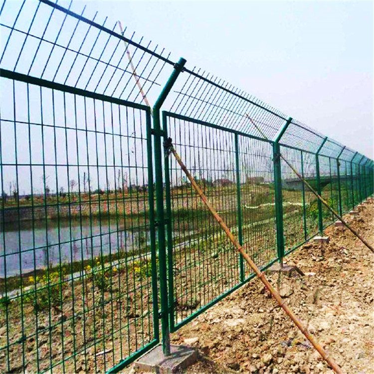 公路框架護欄網(wǎng)圖片2 公路框架護欄網(wǎng)圖片2