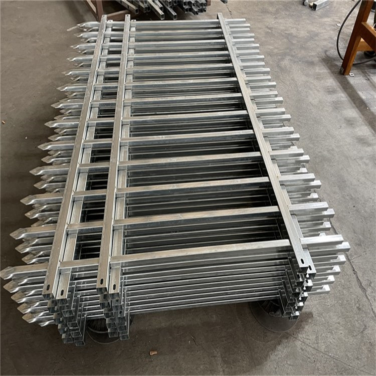 別墅鐵藝護(hù)欄圖片1 別墅鐵藝護(hù)欄圖片1