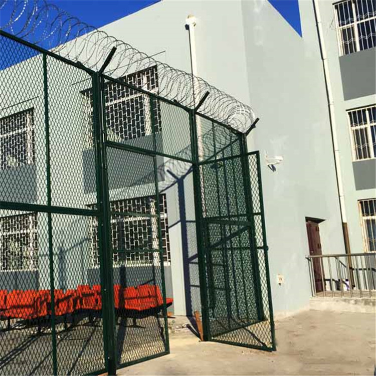 獄墻通道隔離網(wǎng)圖片2 獄墻通道隔離網(wǎng)圖片2