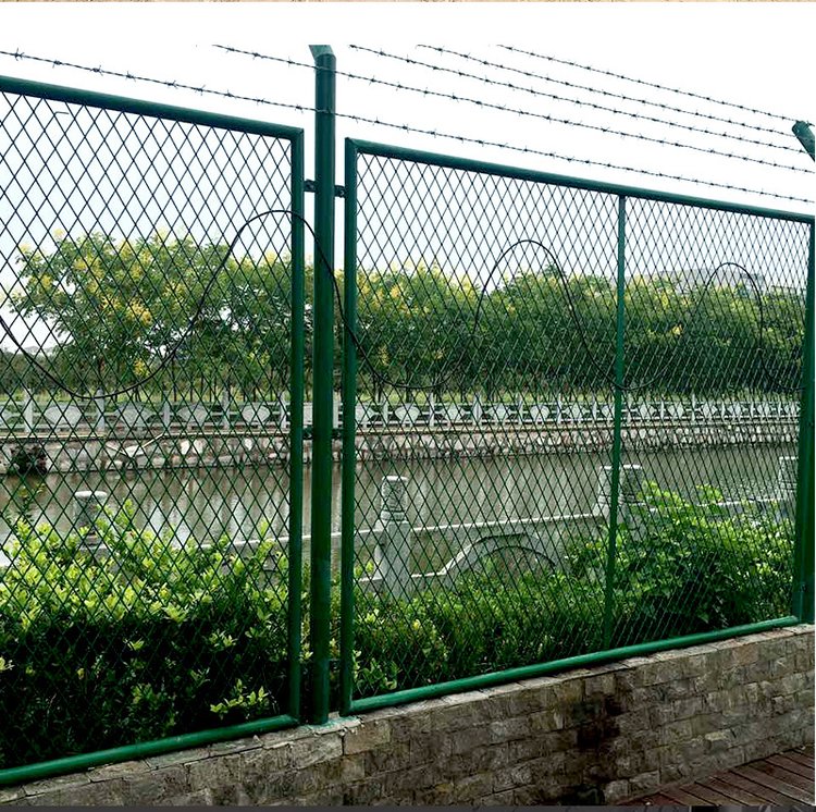 鋼板護(hù)欄圖片4 鋼板護(hù)欄圖片4