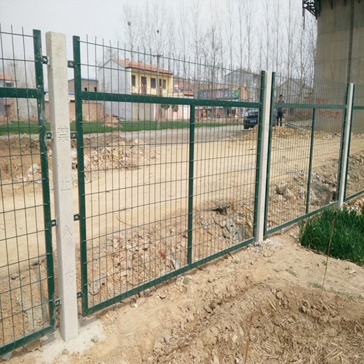 橋區(qū)金屬網(wǎng)片防護柵欄 圖片4 橋區(qū)金屬網(wǎng)片防護柵欄 圖片4